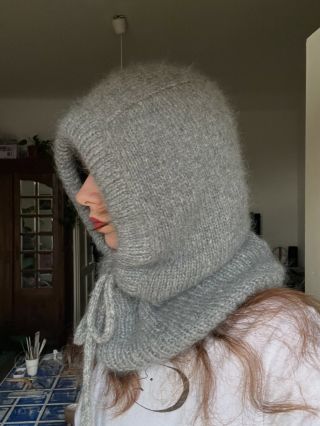 Čte ještě někdo vůbec popisky? Jakože. Jestli jsem něco pletla ale vopravdu ráda, tak to byla tahle Balaklava pro Veru,...