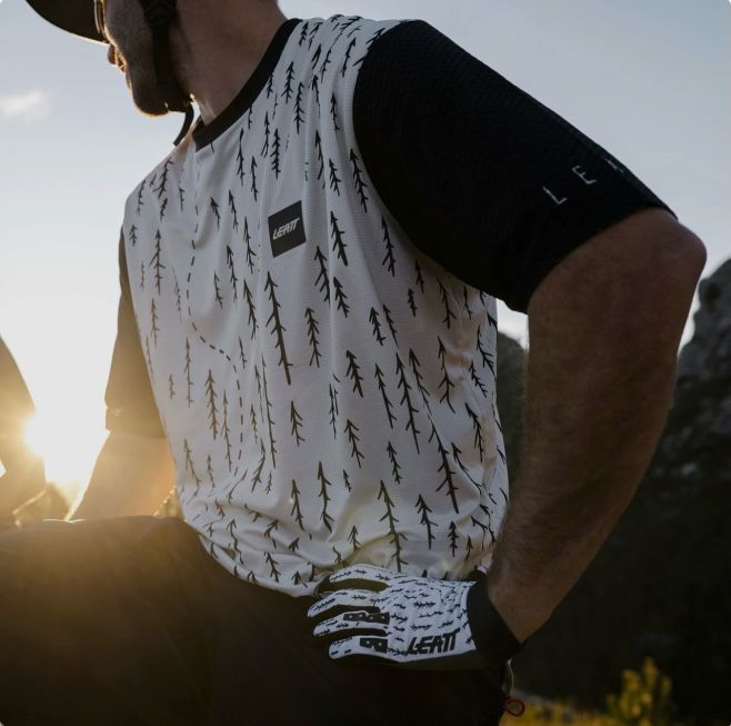 Nové farby a dizajny dresov @leatt_mtb Sezóna 2026 je tu. Všetky dresy a farby nájdeš na našom e-shope. Link v bio🔗