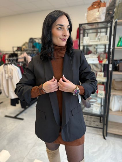 Černé sako s řasenými rukávy