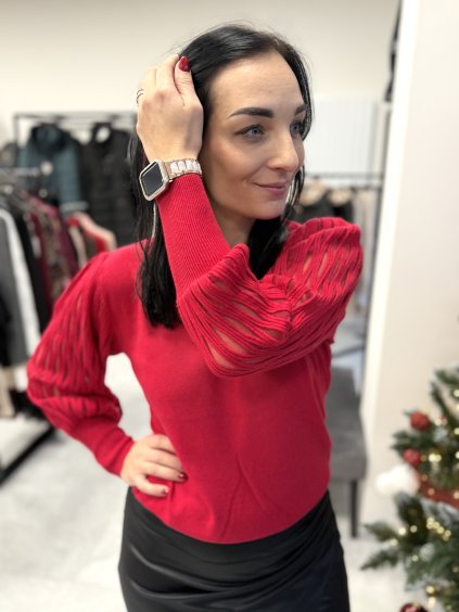 Červený svetr s ozdobnými rukávy