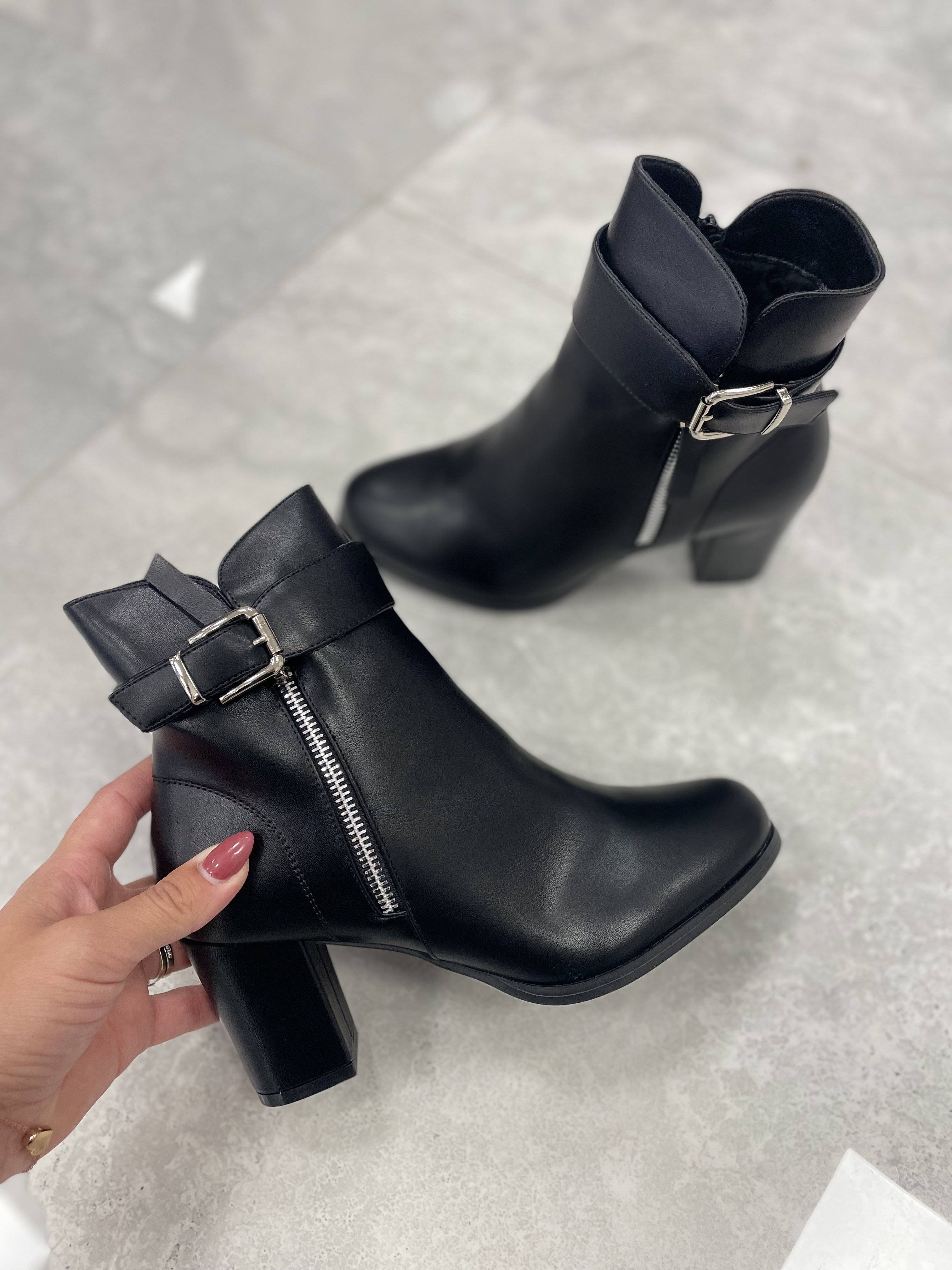 Černé kotníkové boty na podpatku