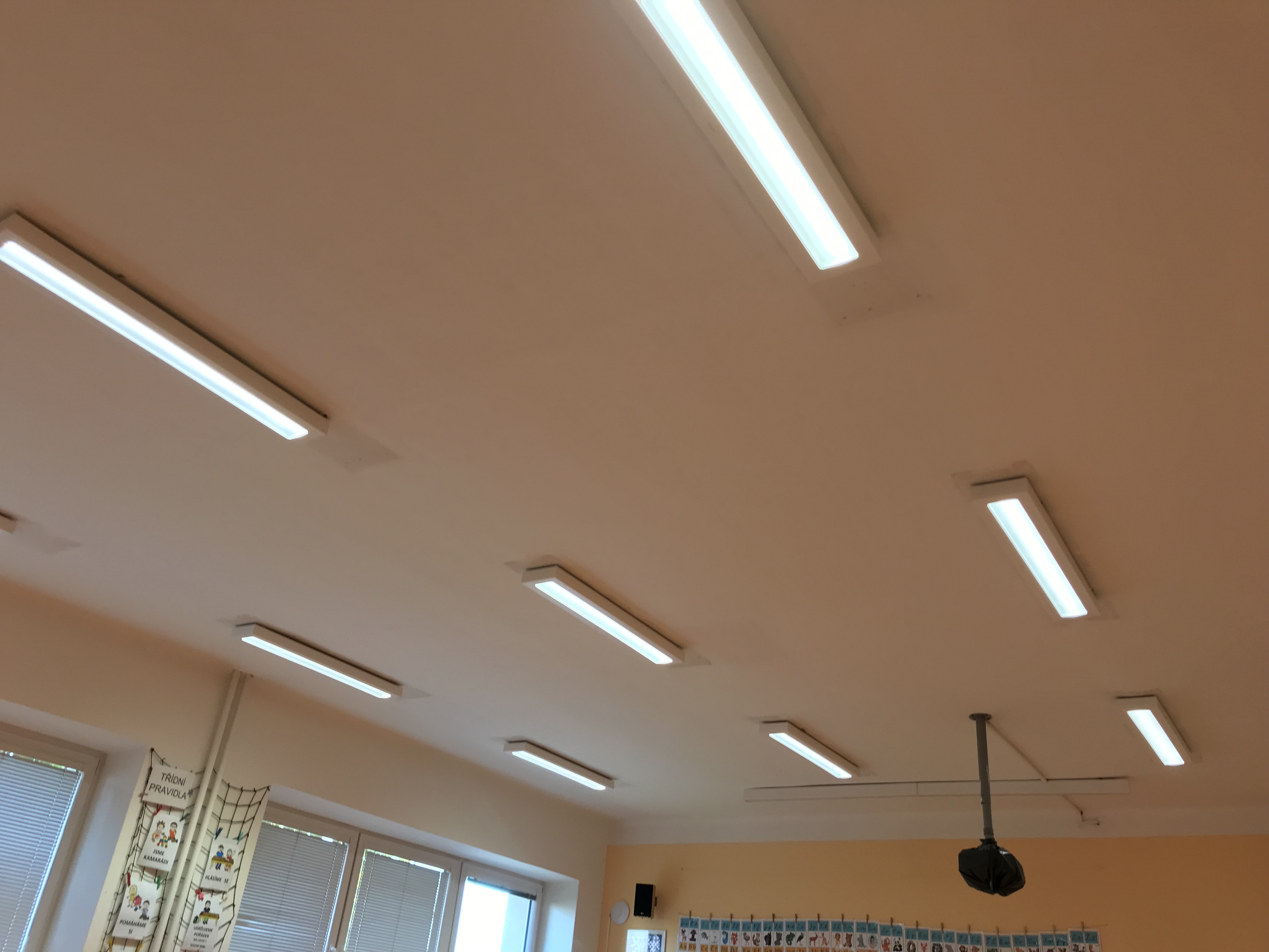 ZŠ Kravaře instalace LED svítidel 750 ks