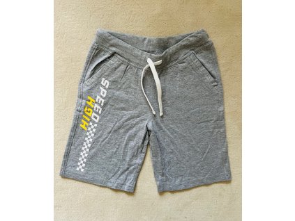 Kraťasy šedé barvy, kluk