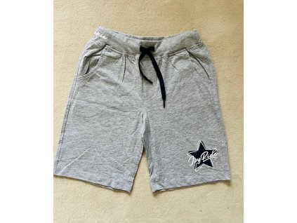 Kraťasy světle šedé barvy, kluk