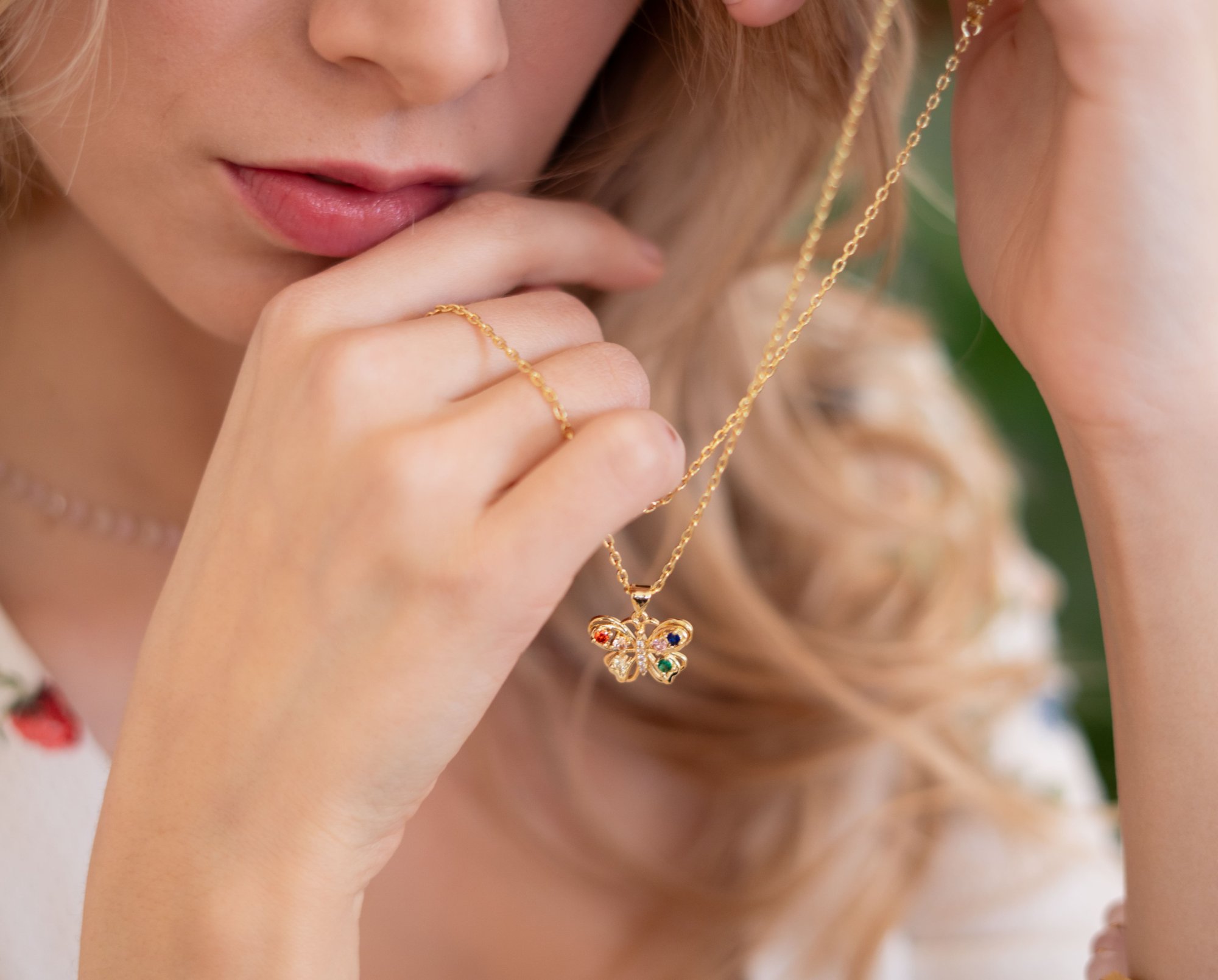 Hogyan lehet színes cirkonokat kombinálni? Vigyél egy kis színt az ékszerdobozodba!