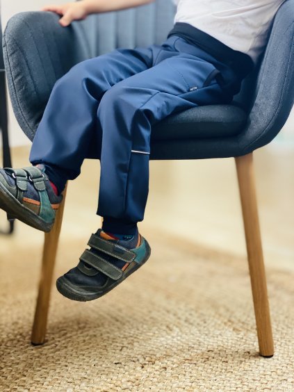 alt="podzimní softshellové modré kalhoty s nápletem"