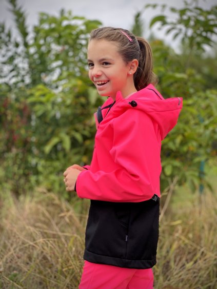 růžová dívčí softshellová bunda na podzim