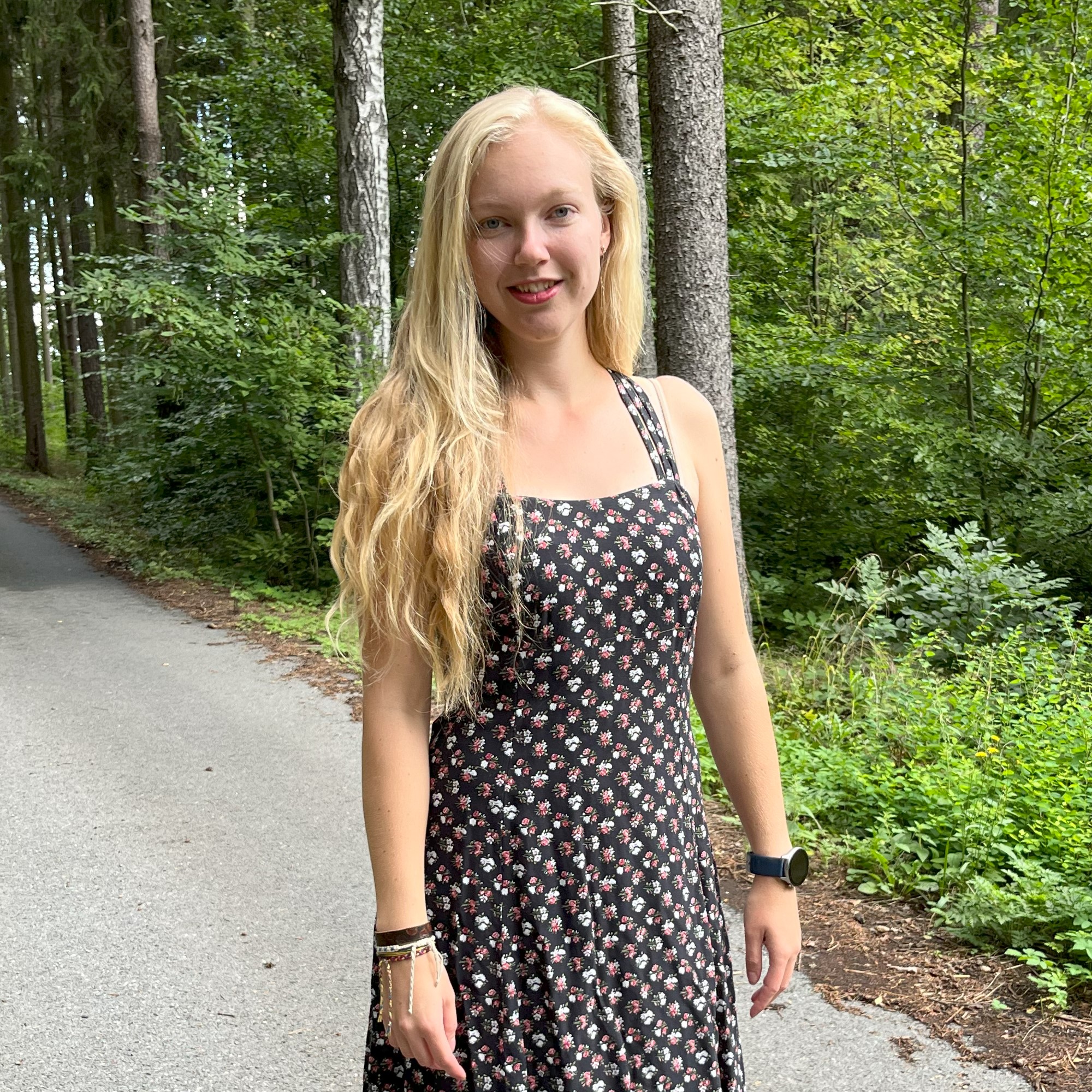 Černé květované šaty