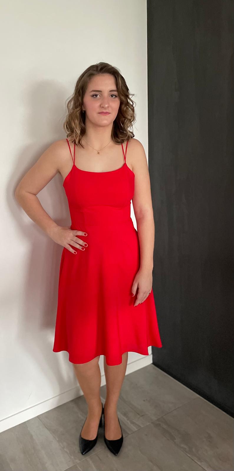 červené šaty