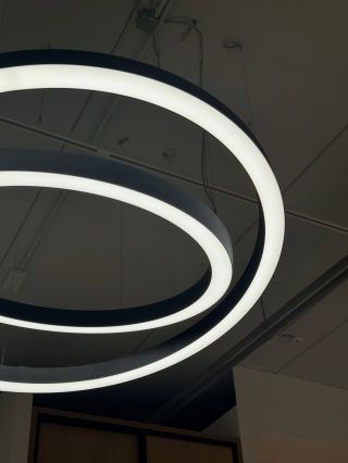 LED svítidlo RingBeam Moderní závěsné LED svítidlo tvořené dynamickou kompozicí světelných kruhů, které se vytvářejí...