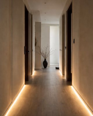 Minimalismus, který má atmosféru. Nepotřebujete centrální světlo, aby prostor působil luxusně. Stačí chytré LED...