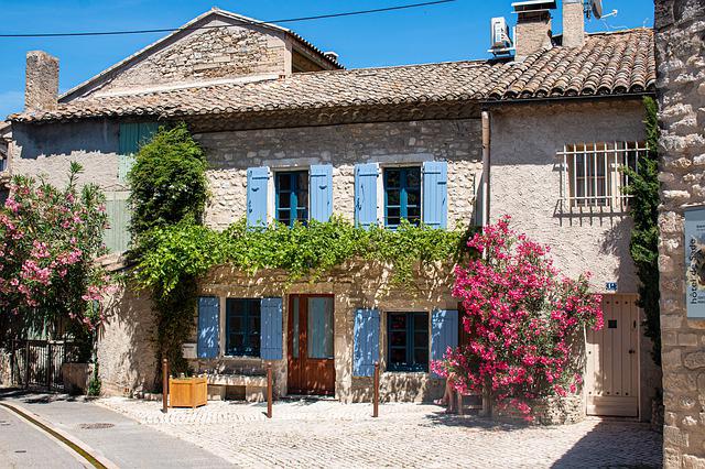 Jak vybrat provensálský nábytek a zařídit si bydlení ve stylu francouzské Provence?