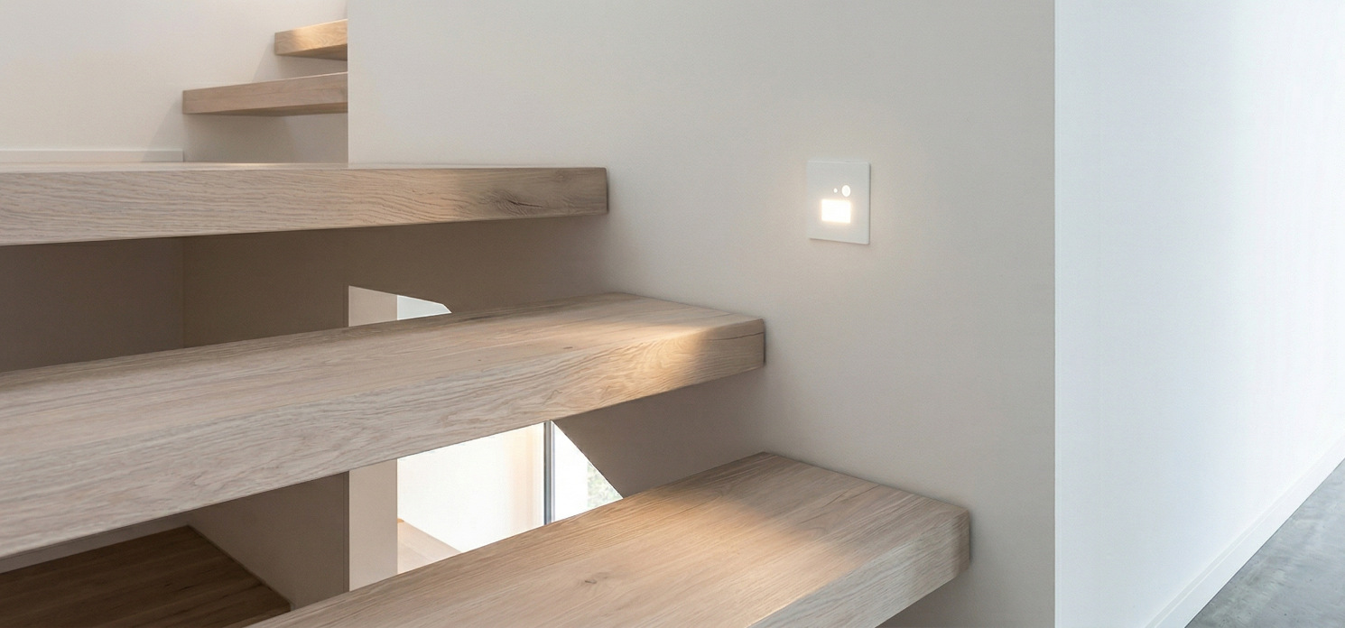 Detailný záber na moderné schodisko kde je použité biele orientačné svietidlo JACK PIR linkable