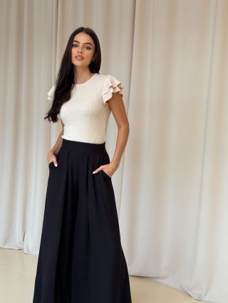 ✨ Elegantní, moderní a nadčasový – set LAYLA & BELLA 🤍🖤 Béžová halenka BELLA s jemnými volánky na ramenou a černá...