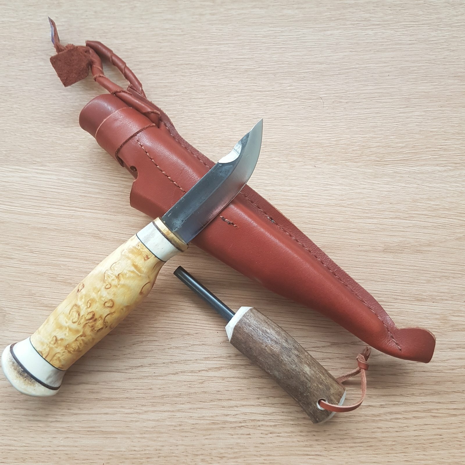 WOOD JEWEL WJ23J lovecký nôž s kresadlom 7,5 cm, drevo - breza, kožené puzdro