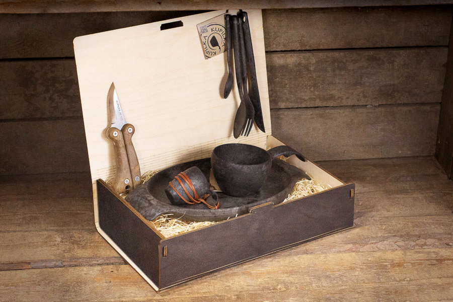 E-shop Kupilka KPLK Platinum Black súprava (nôž, pohárik, kuksa, tanier, príbor), čierna, drevená krabička