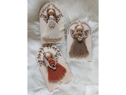 Macrame andělka s dřevěným podkladem
