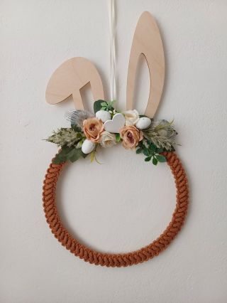 Macramé kruh, dřevěná zaječí ouška a něžné jarní květy. Minimalistická dekorace, která se hodí na dveře i na zeď. Kam...
