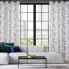 fehér függöny EMI virágokkal romantikus kivitelben a kanapé mögött