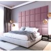 rózsaszín kárpitozott panelek az ágy mögött