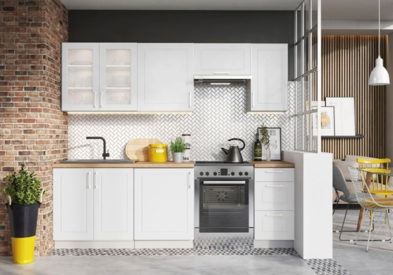 Svieža biela kuchyňa plná svetla – takto bude stále útulná