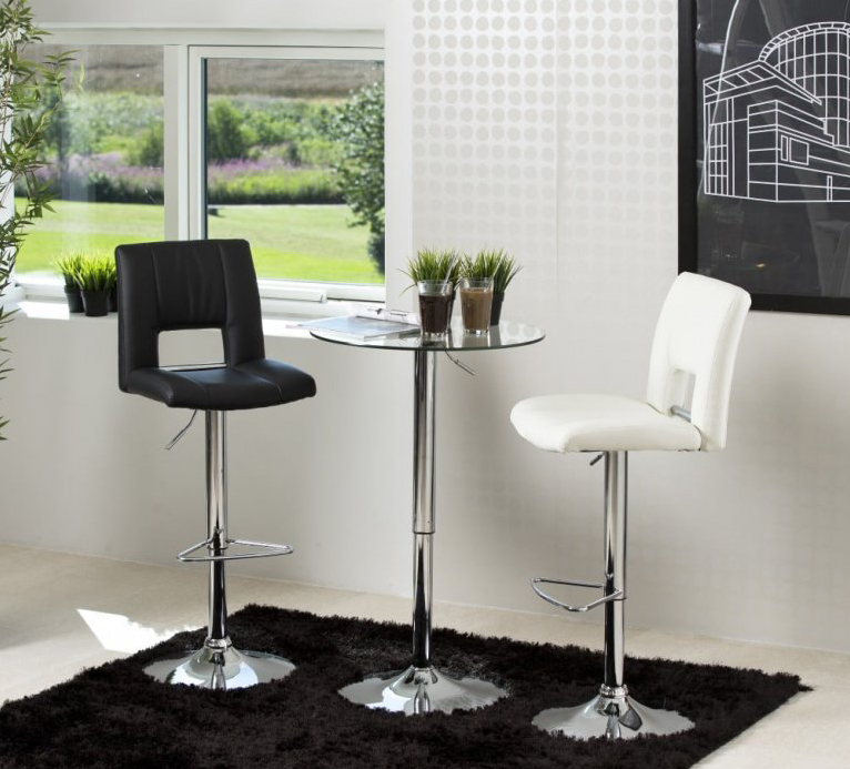 Chcete ušetriť miesto v kuchyni? Siahnite po barových stoličkách a pultoch!