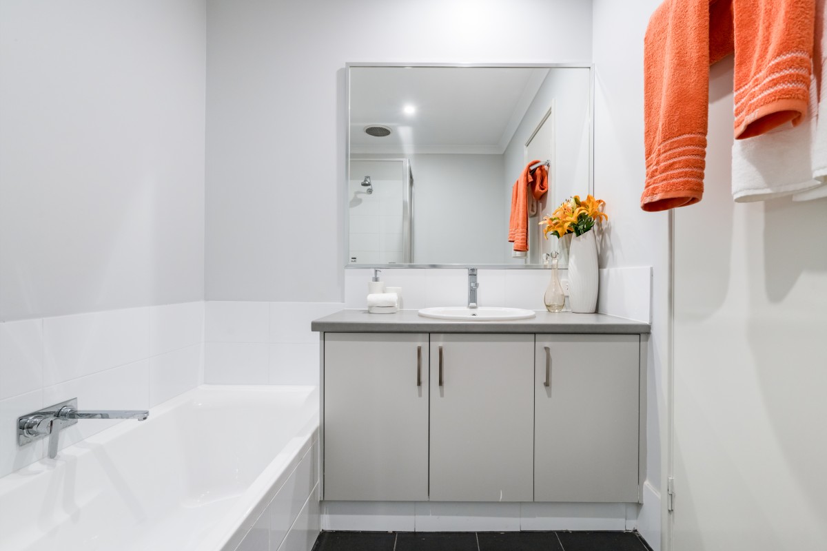 Tipy a inšpirácie, ako zariadiť malú kúpeľňu