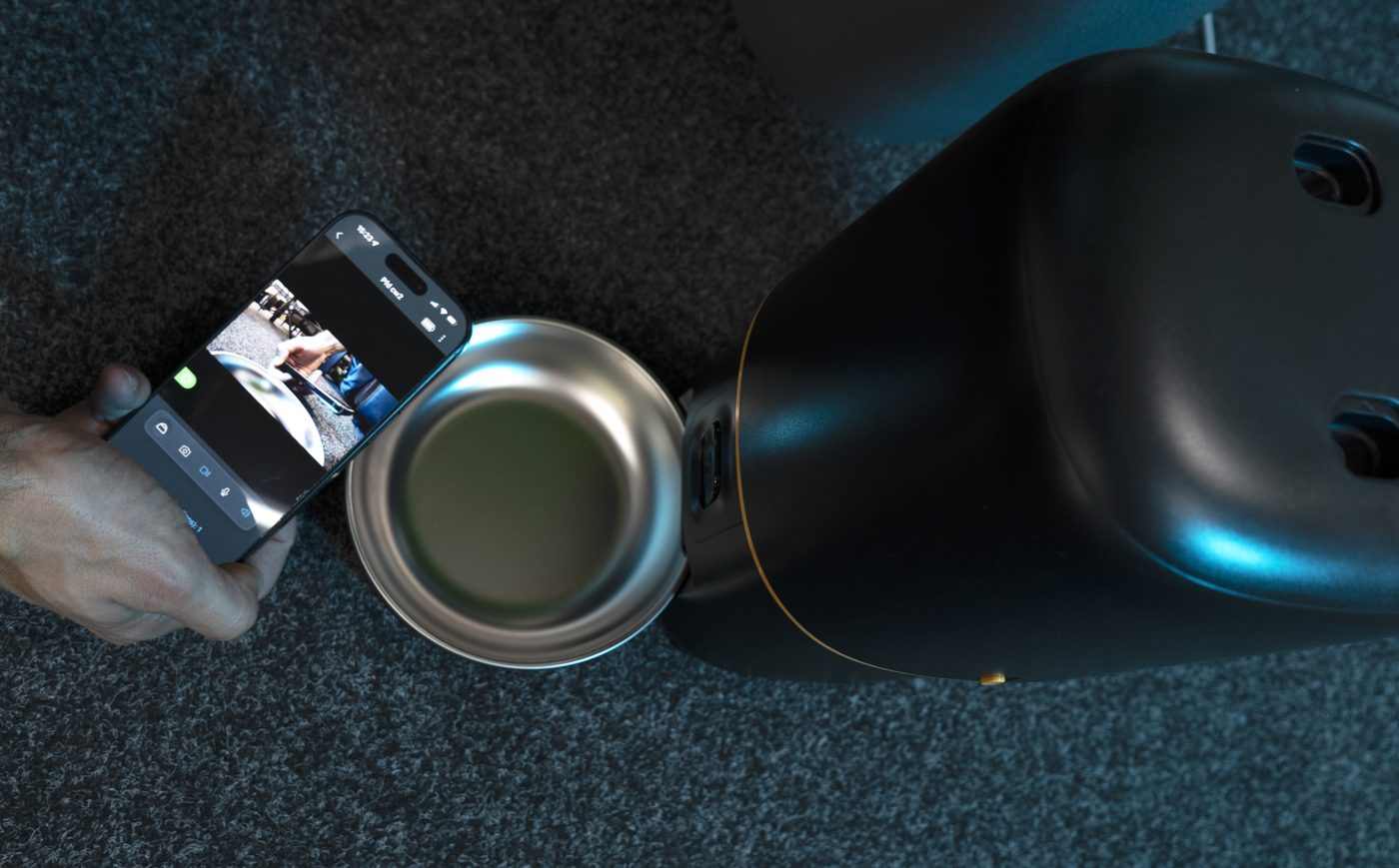 Smart Pet Feeder Myers PFD-CW2 with the mobile app open next to the food bowl