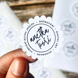 Kytičky i kolečka už směřují ke své majitelce. Děkuji za důvěru 🖤 #samolepky #etikety #logo #vyrobkyzpapiru #nalepky #tisk...