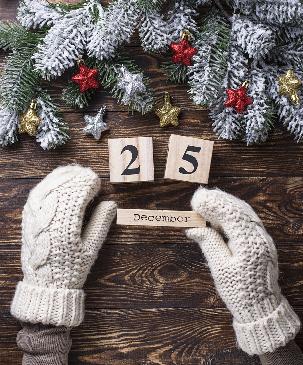 hands-in-mittens-holding-wooden-calendar-QEM247K