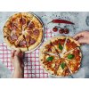 Kámen na pizzu v bílé barvě, kovový podnos na servírování