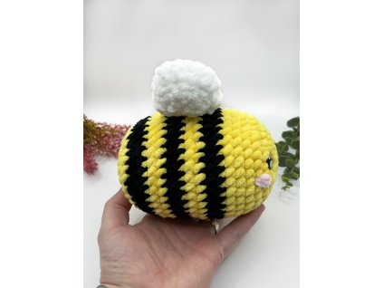 háčkovaná včelka