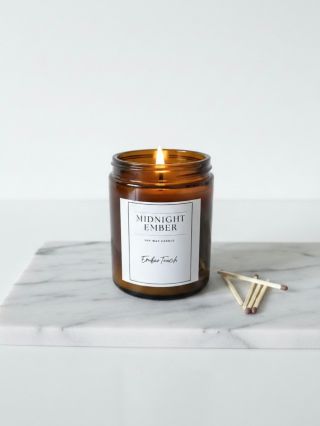Midnight Ember 💫 V zimě zapaluju svíčky kdykoliv během dne a tahle vůně je stále moje závislost 😍 Jak to máte vy? Čekáte...