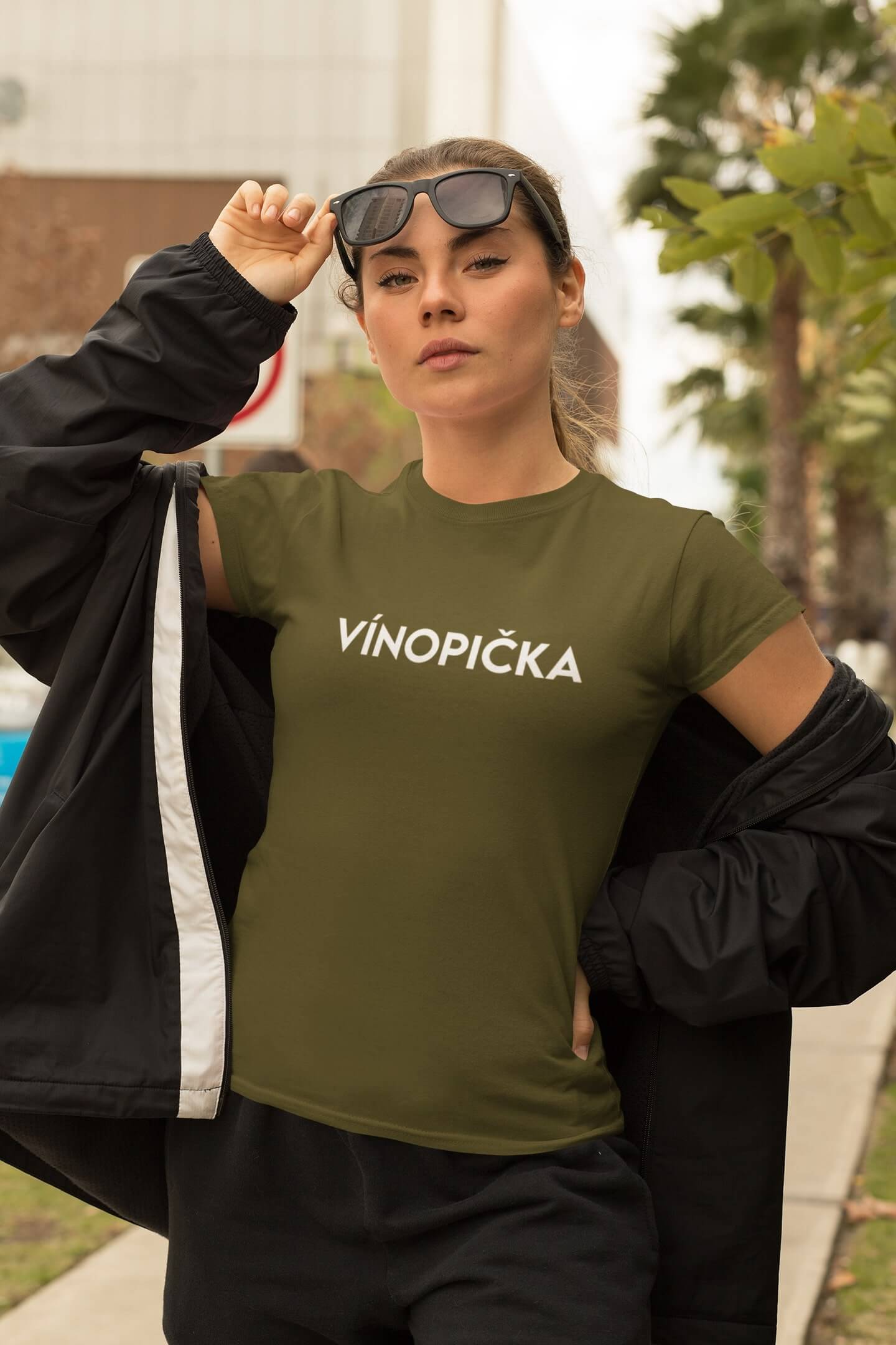 Levně Dámské tričko Vínopička Barva: Khaki
