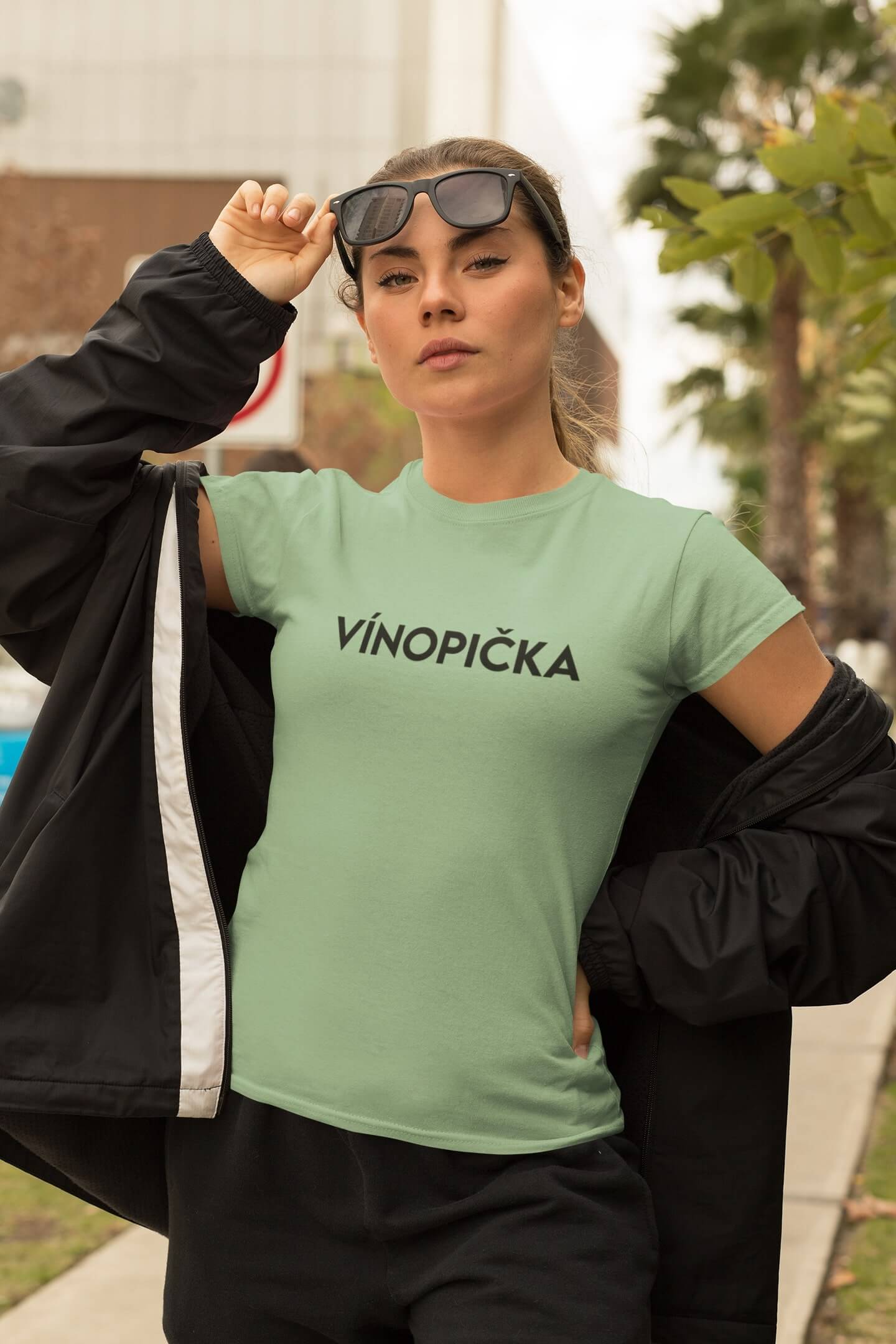 Levně Dámské tričko Vínopička Barva: Mätová