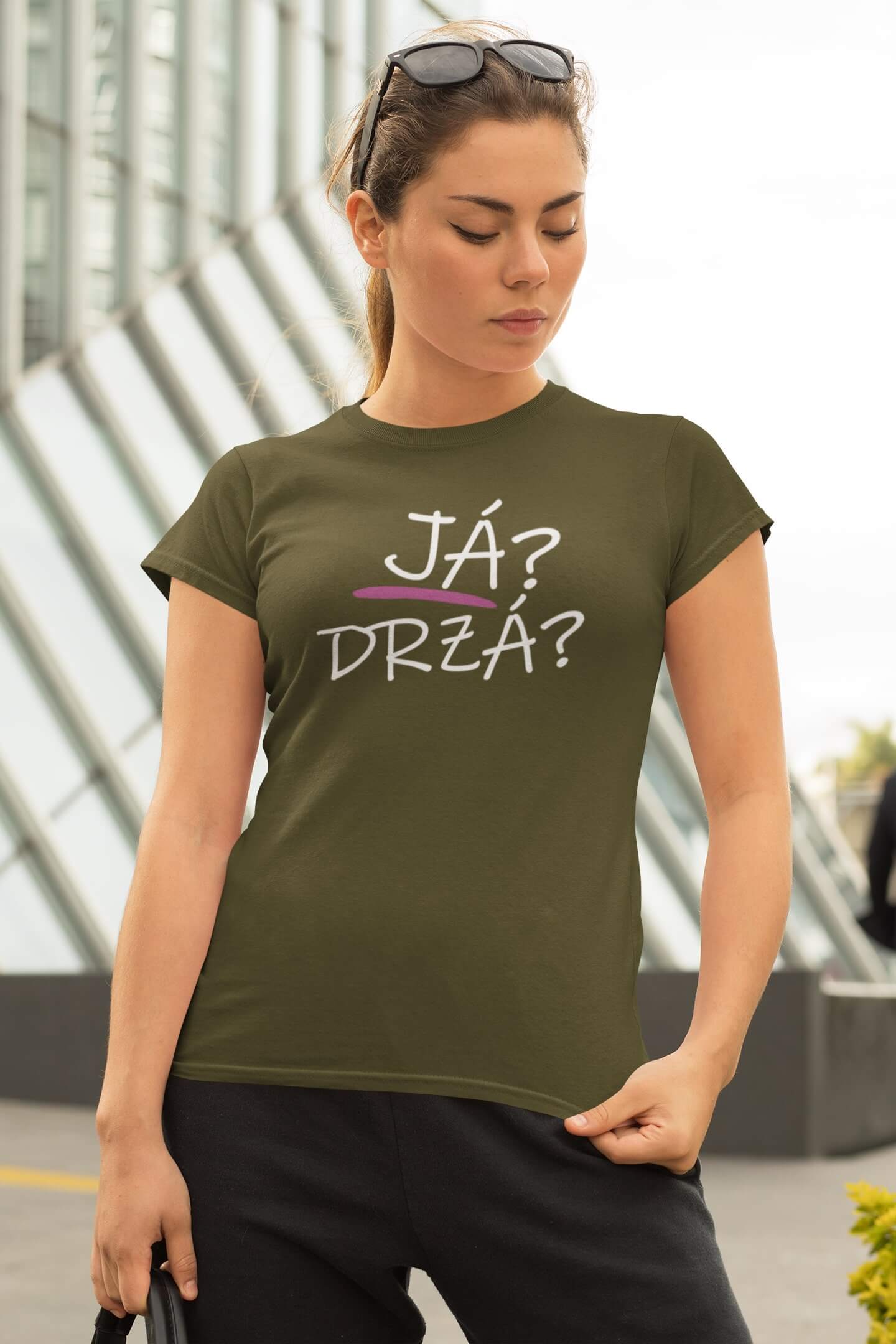 Levně Dámské tričko Já? Drzá? Barva: Khaki
