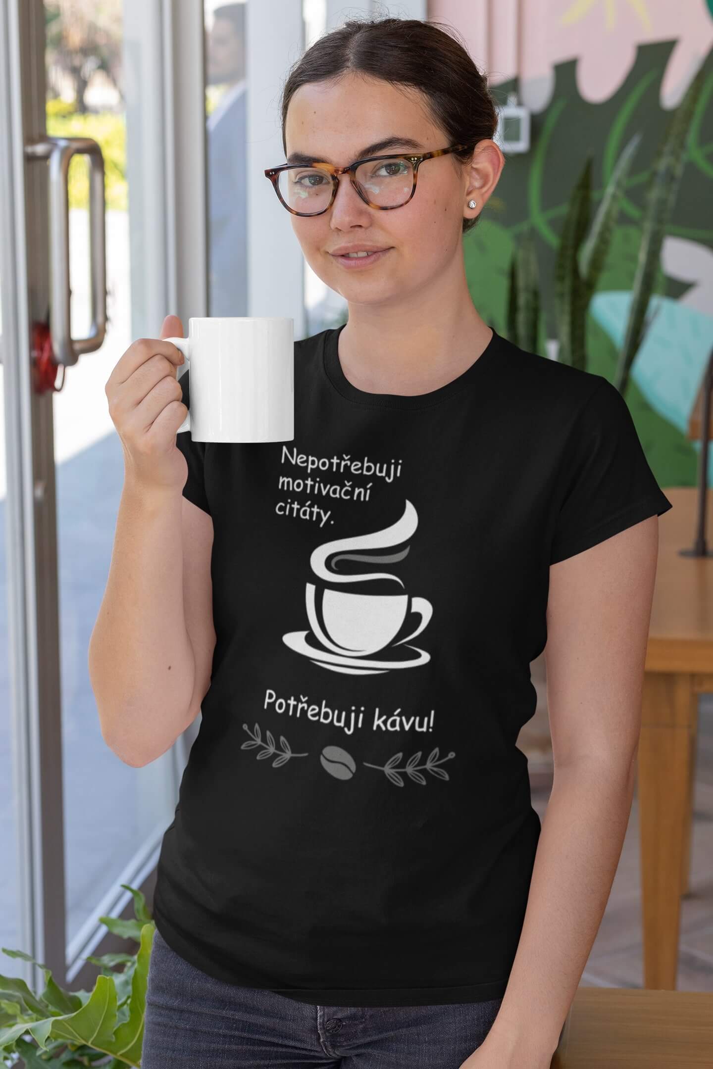 Dámské tričko Potřebuji kávu
