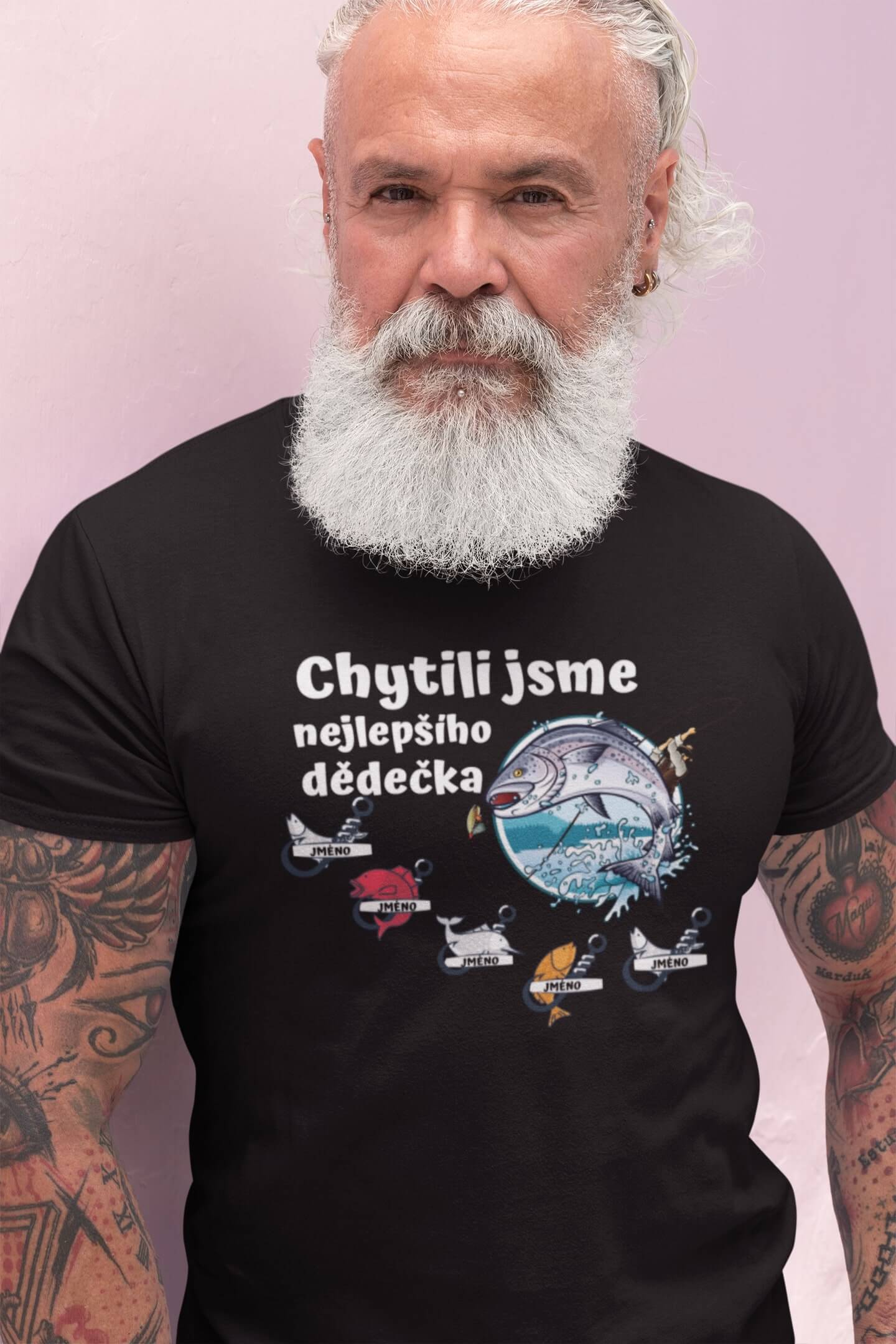 Pánské tričko Chytili jsme nejlepšího dědečka Barva: Černá, Velikost: XS
