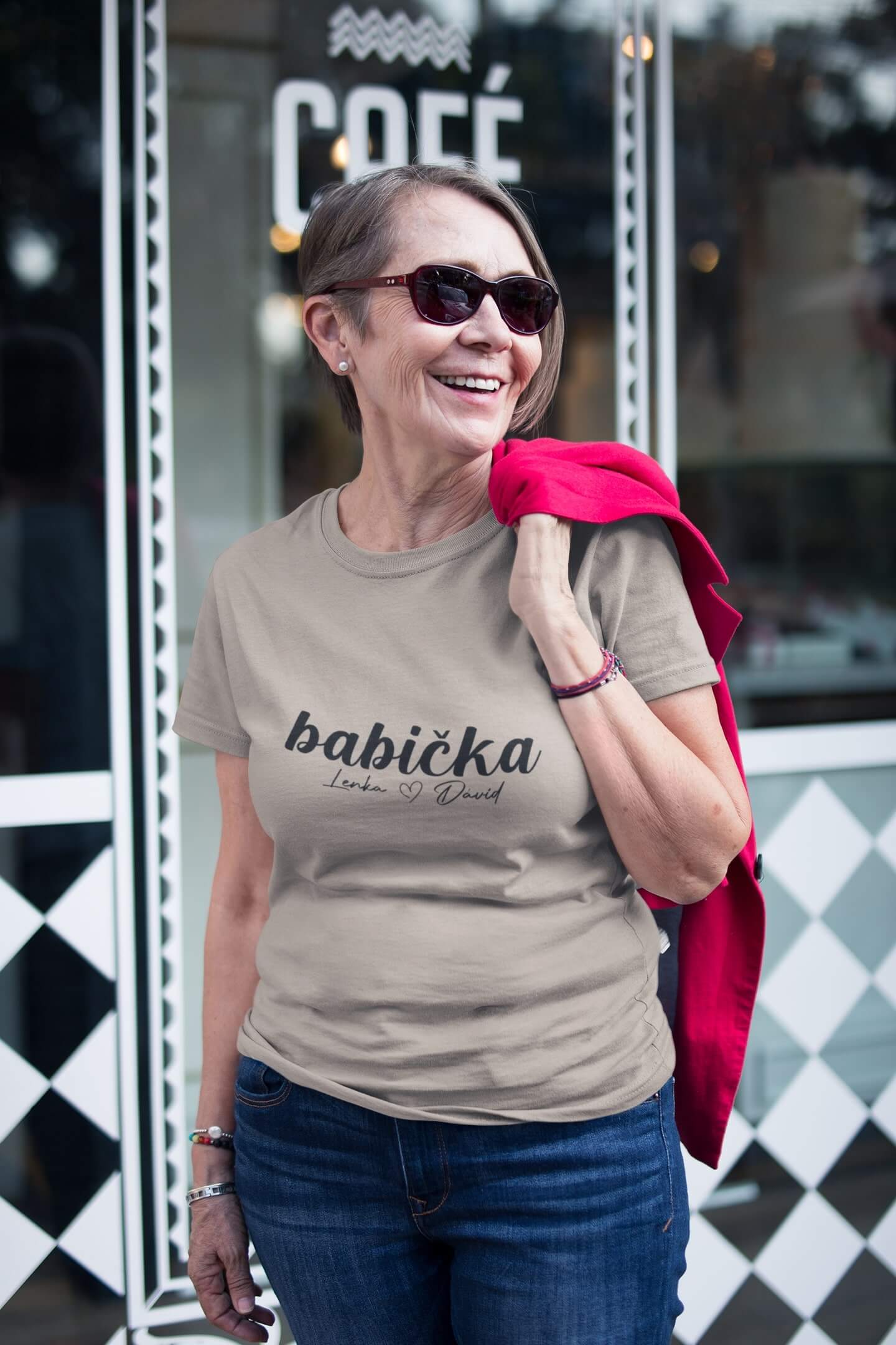 Dámské tričko Babička se jmény dětí Barva: Písková