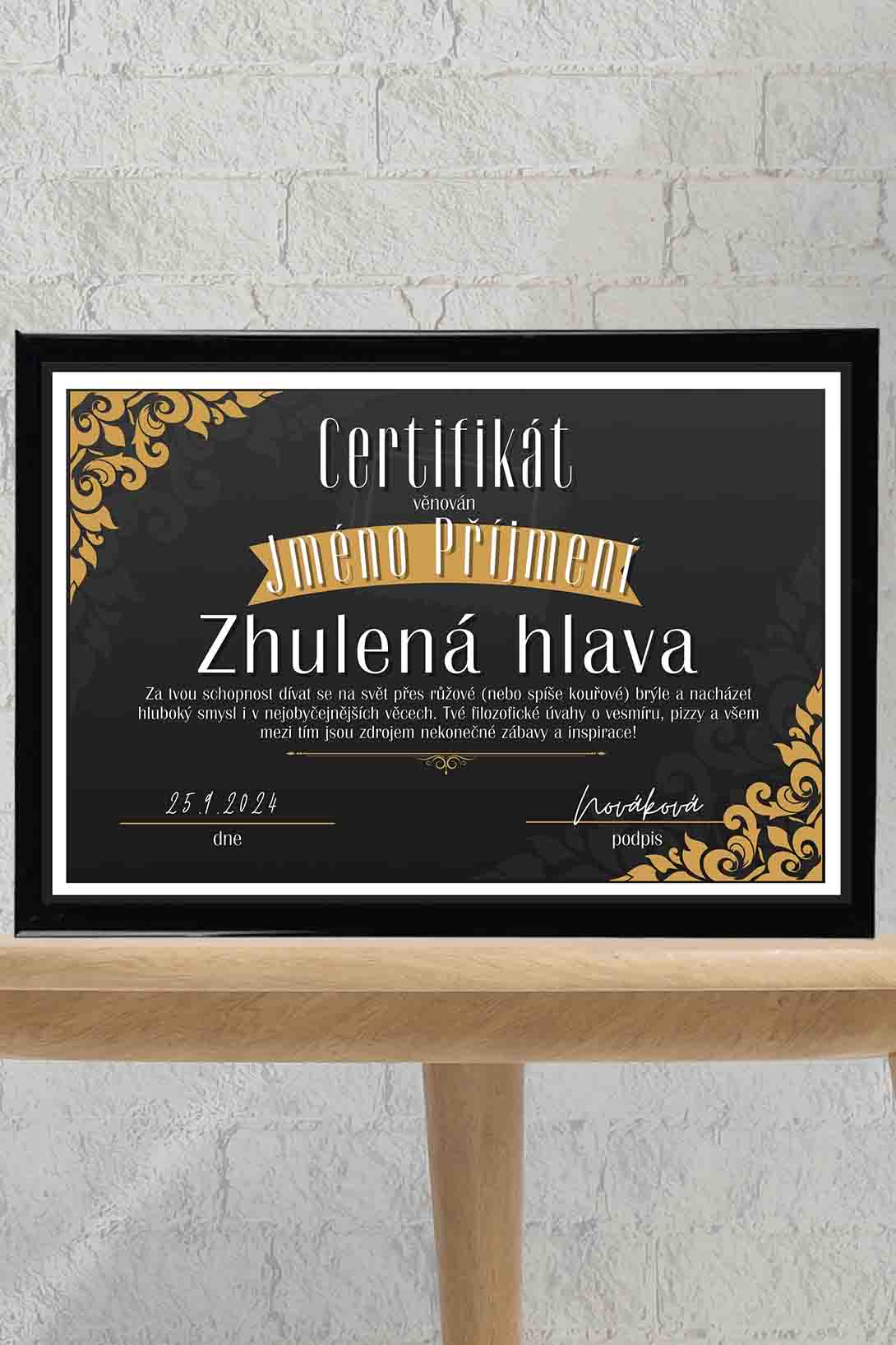 Levně Certifikát Zhulená hlava Barva: Černá