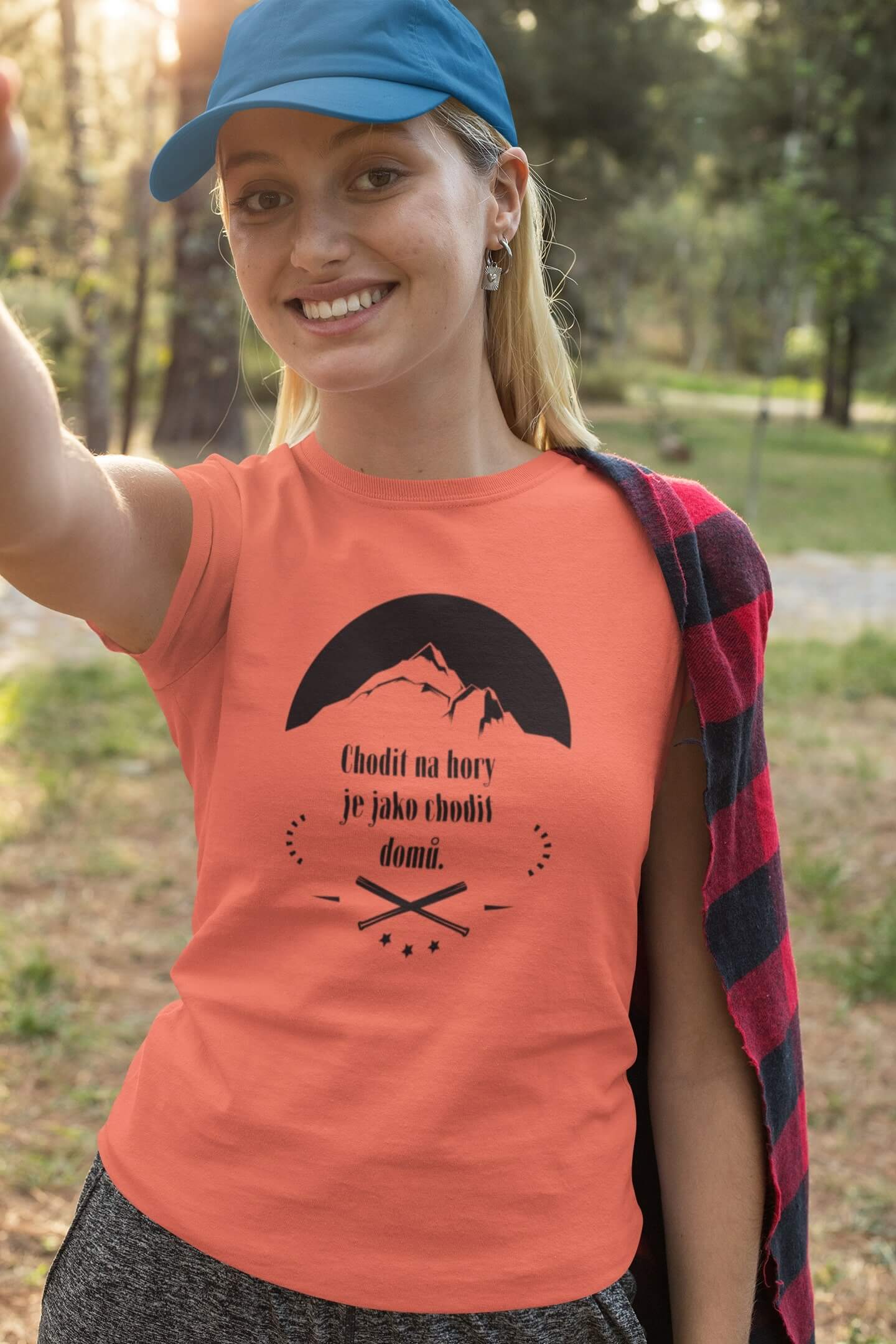 Dámské tričko Chodit na hory Barva: Korálová