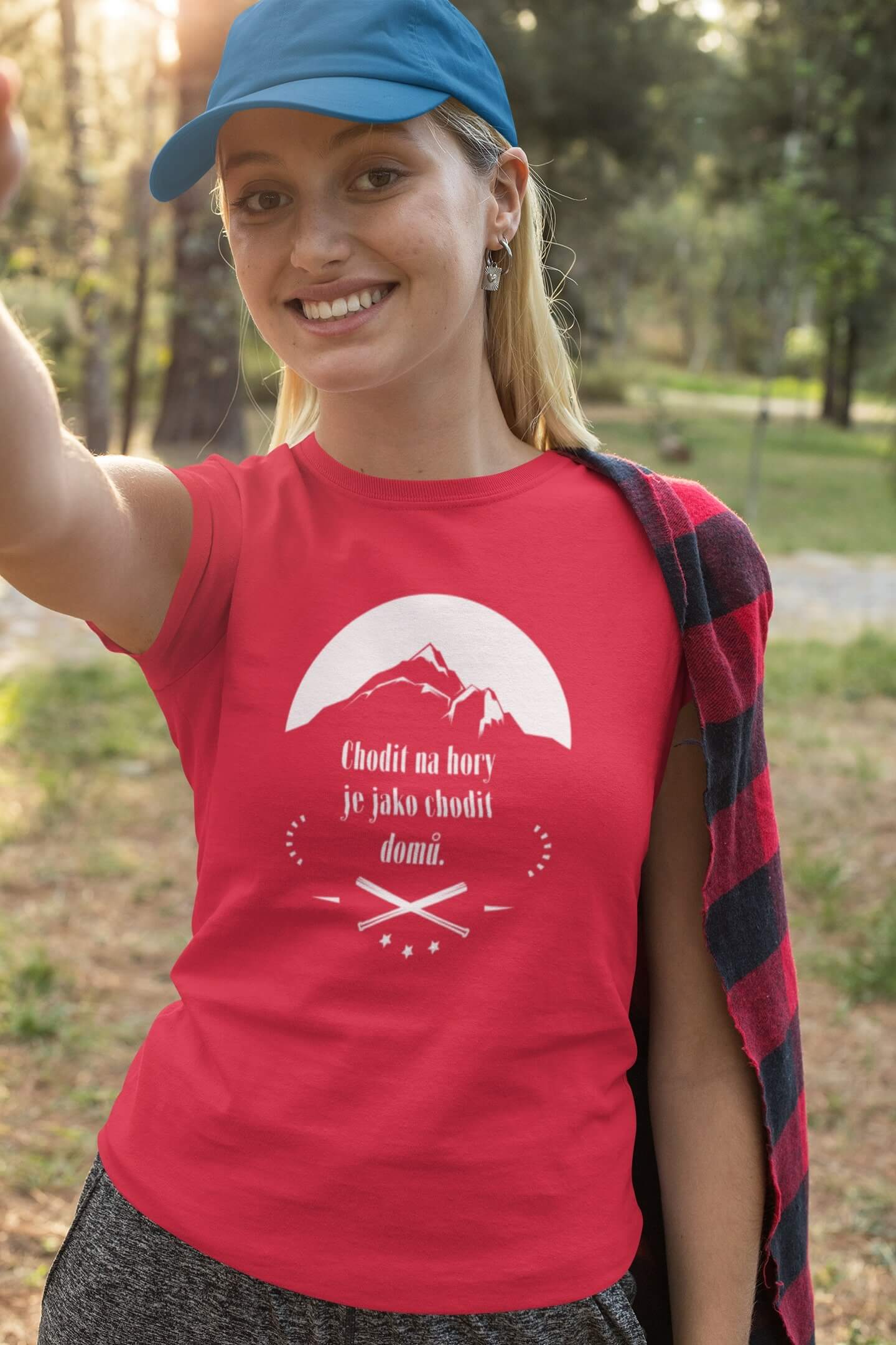 Dámské tričko Chodit na hory Barva: Červená