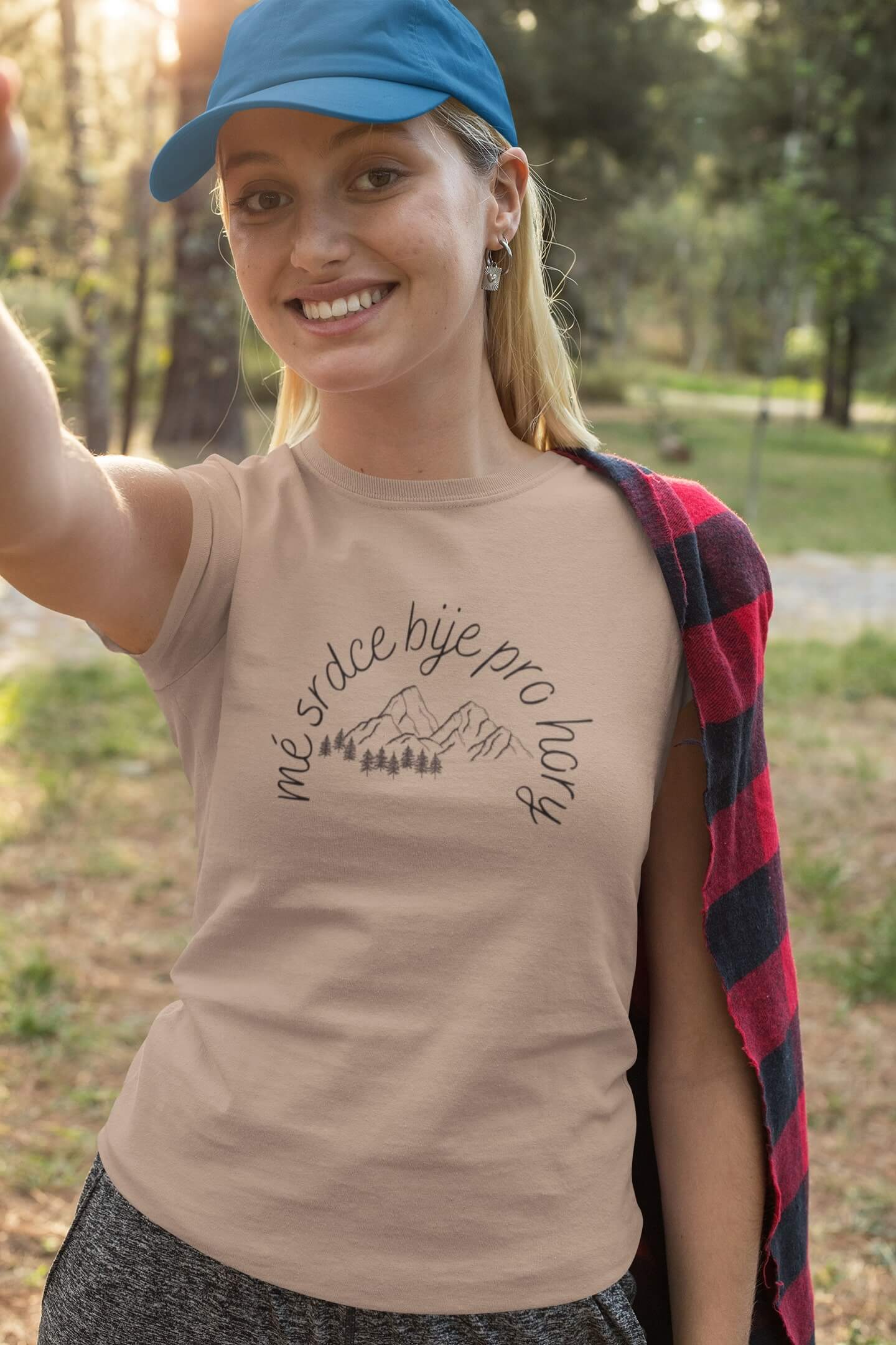 Levně Dámské tričko Mé srdce bije pro hory Barva: Písková