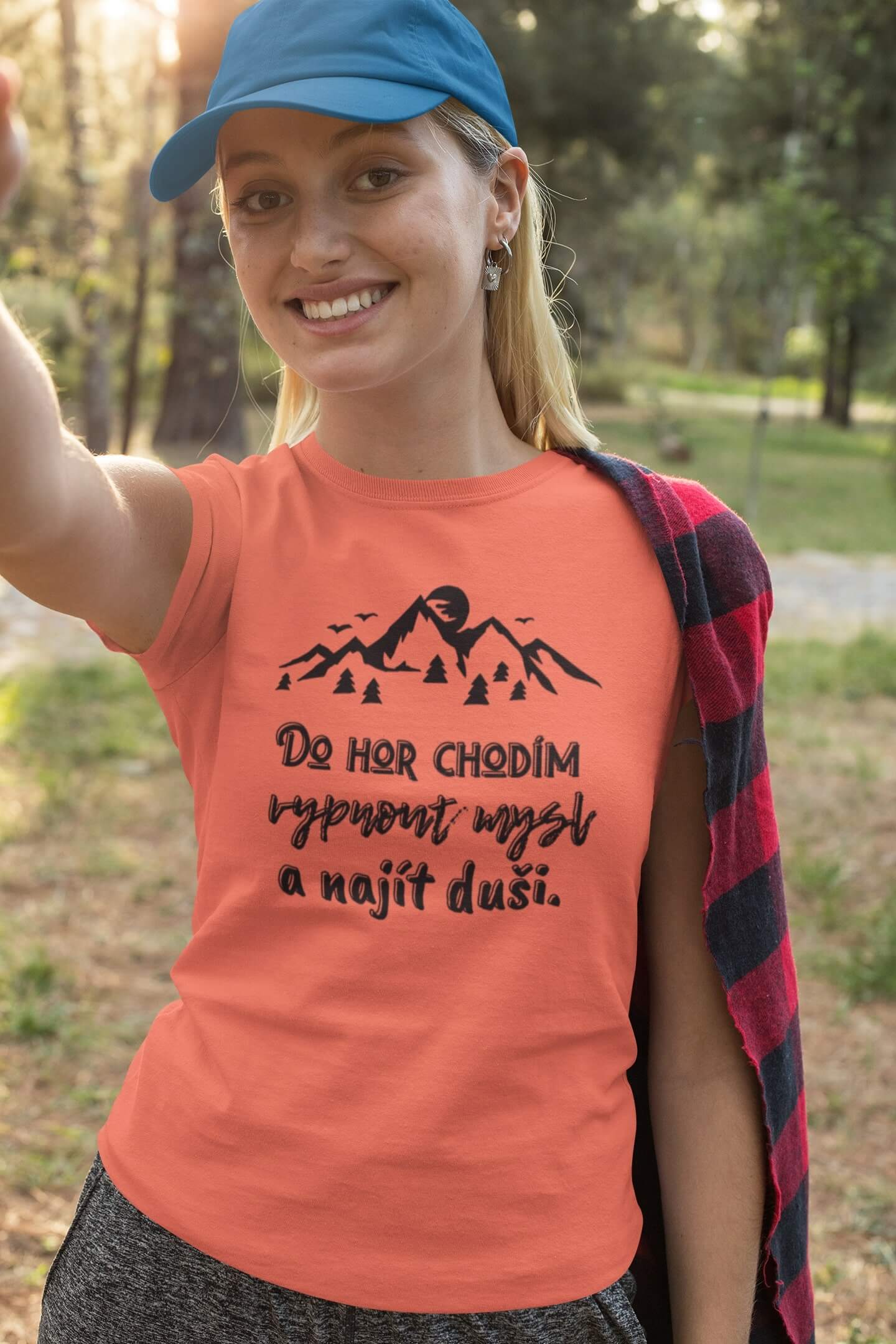 Dámské tričko Do hor chodím Barva: Korálová