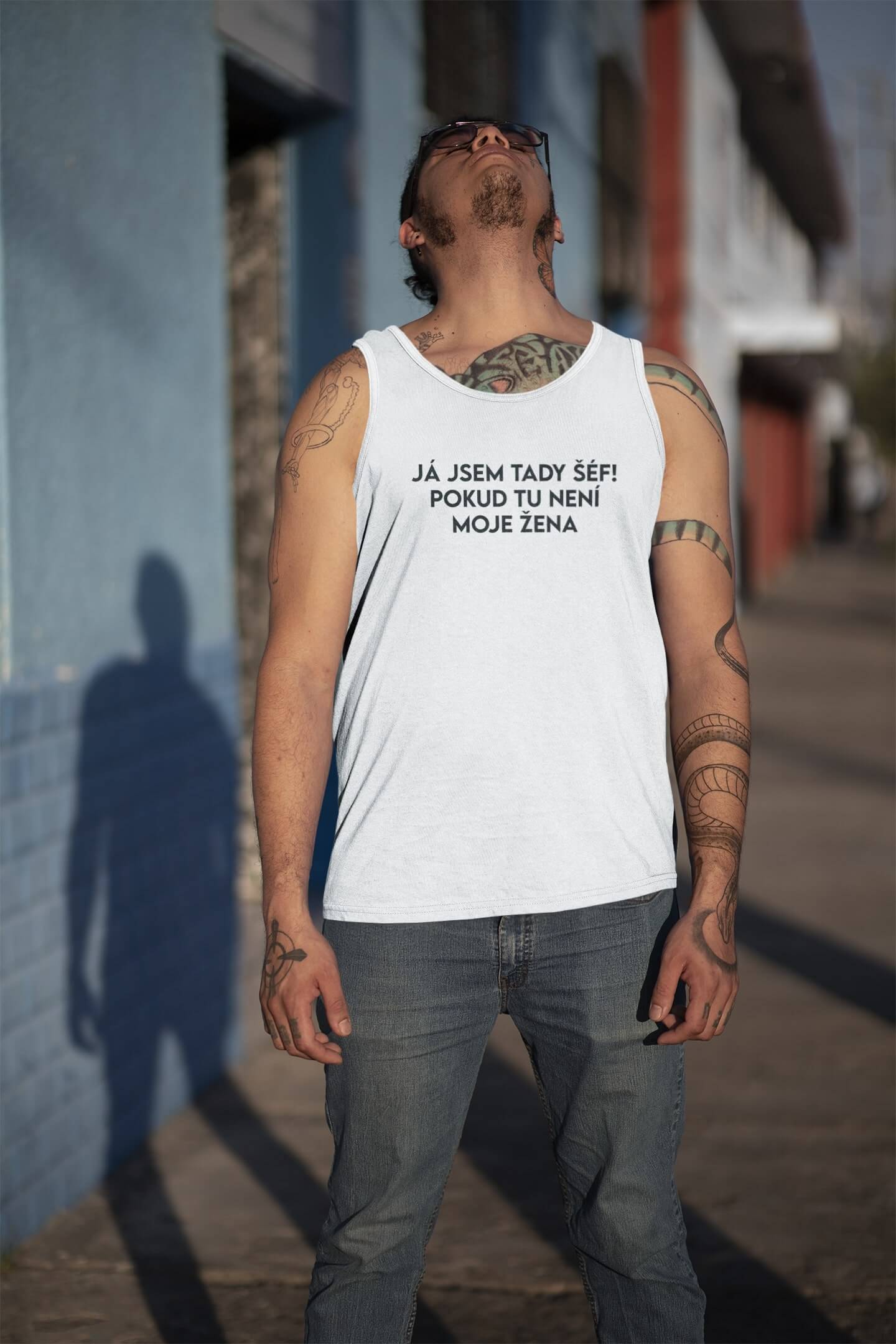 Bílá