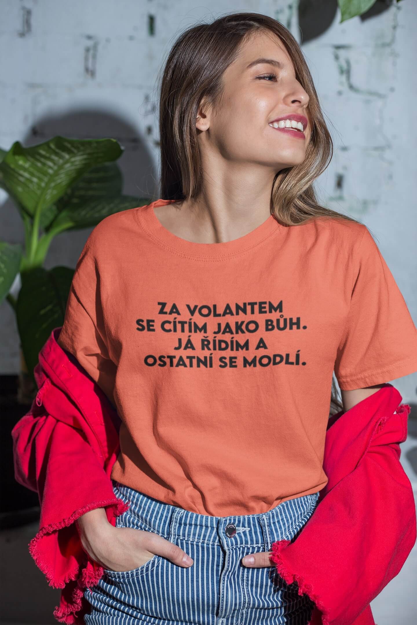Levně Dámské tričko Řídím jako bůh Barva: Korálová