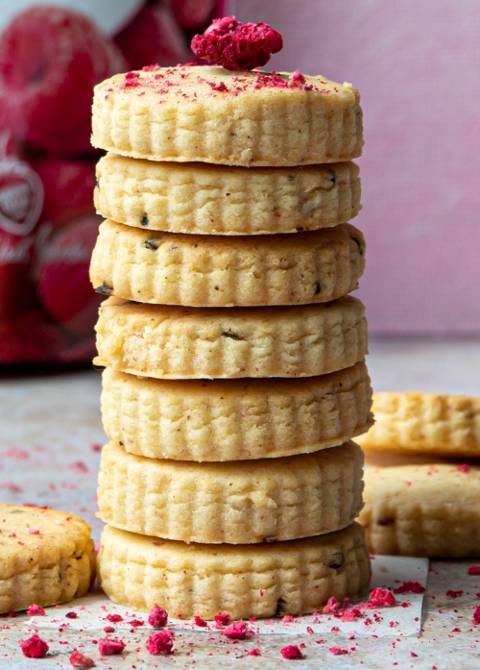 Máslové sušenky s mrazem sušenými malinami