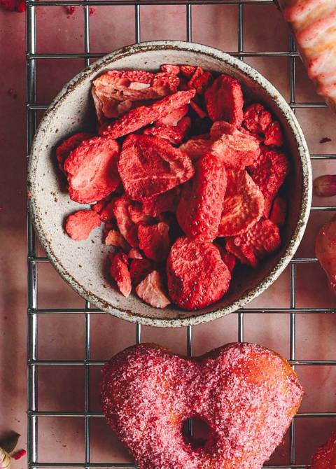 Valentýnské donuty s mrazem sušeným ovocem