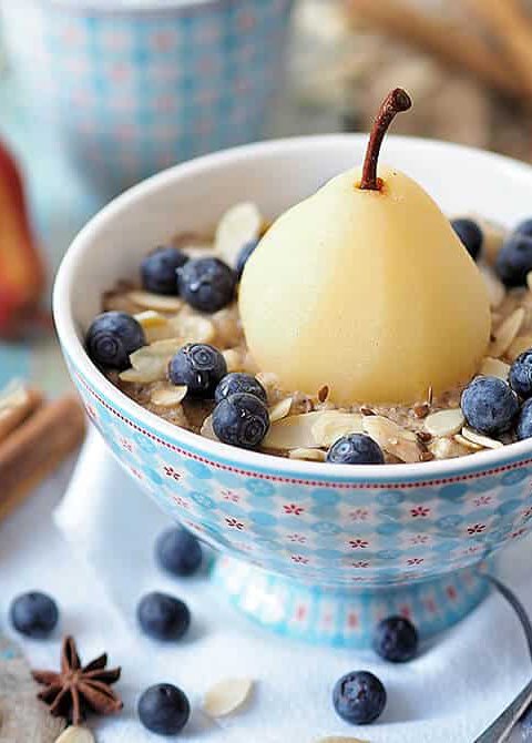 Ovesná kaše s hruškou a borůvkami