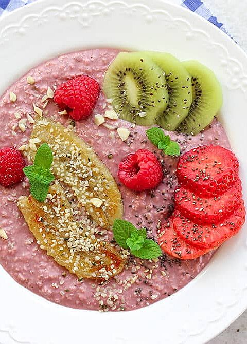 Ovesná kaše s červenou řepou a malinami